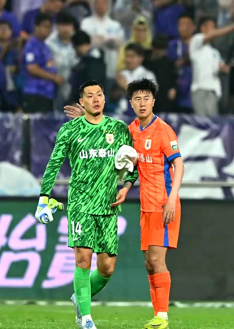 包含足总杯今夜再迎强敌,山东泰山单刀错失,主帅态度:质疑声仍在,年轻球员得到机会的词条 包含足总杯今夜再迎强敌,山东泰山单刀错失,主帅态度:质疑声仍在,年轻球员得到机会的词条